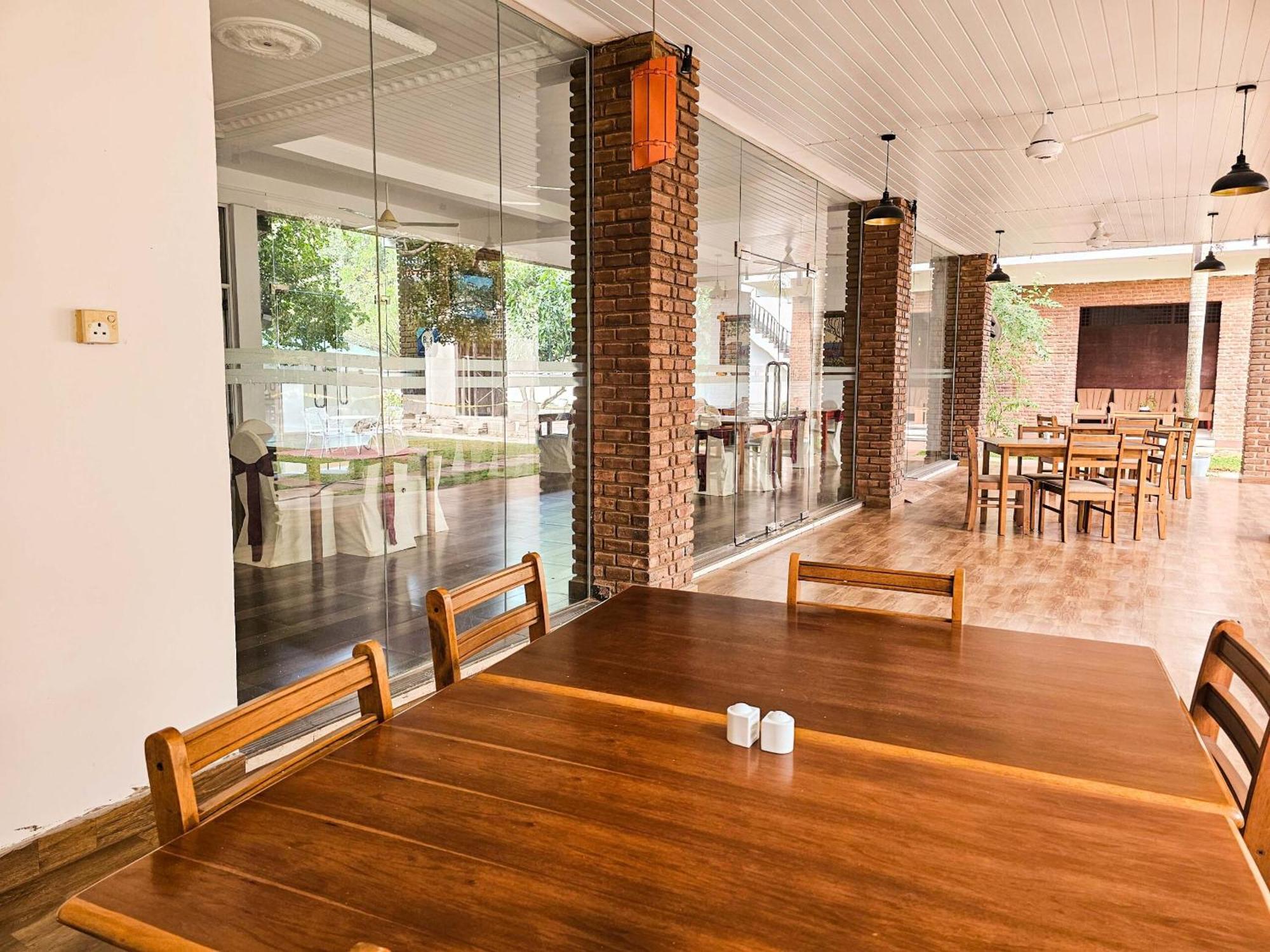 Gamodh Citadel Resort Anuradhapura Buitenkant foto
